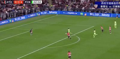 太阳报：英乙球迷在看台上发病，直升机降落在球场里进行急救