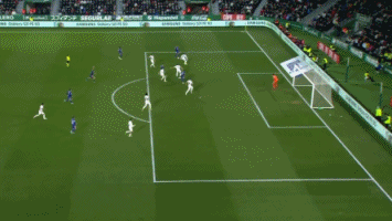 前锋连续三轮破门，全场观众沸腾