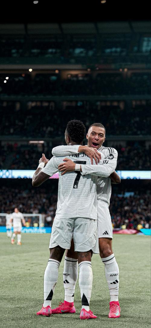 法媒：巴萨、拜仁、米兰和尤文关注南特17岁中卫塔蒂