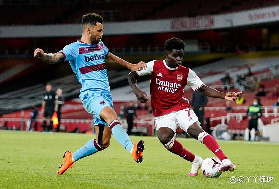 卡尔：我一直在提高右脚技术，能在17岁欧冠进球意义重大